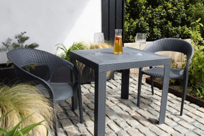 madrid-outdoor-dining-carver-chair-lifestyle