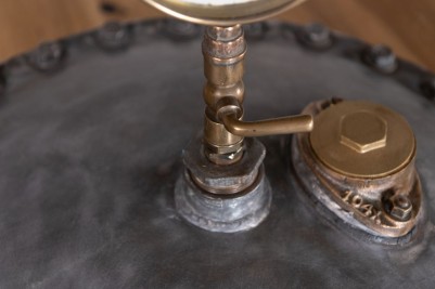 metal-pressure-gauge-close-up