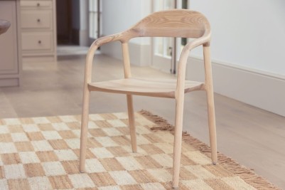 alder-dining-chair-natural-lifestyle 