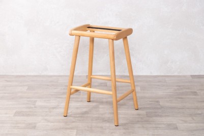 chameleon-counter-stool