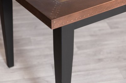 tapered-leg-of-dining-table