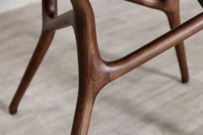 mulberry-wooden-top-table-walnut-close-up