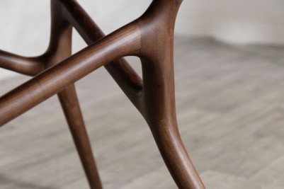 mulberry-wooden-top-table-walnut-close-up