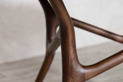 mulberry-wooden-top-table-walnut-close-up