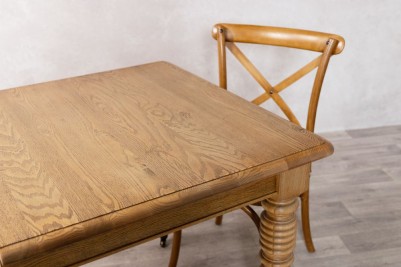 farmhouse-table-with-chair