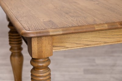 framhouse-table-corner