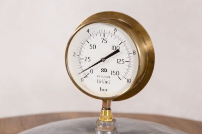 pressure-gauge-table-larger-gauge-close-up