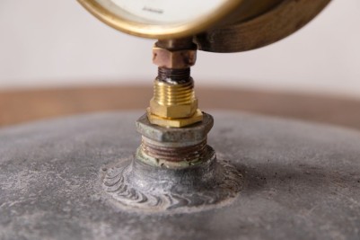 pressure-gauge-table-smaller-gauge-close-up