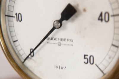 pressure-gauge-table-smaller-gauge-close-up